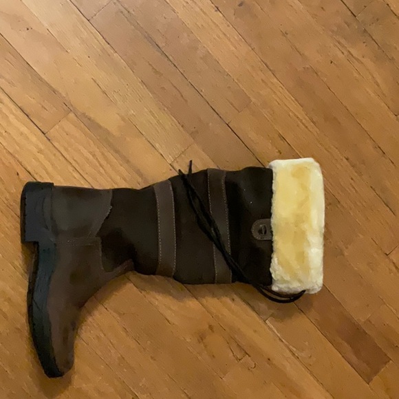 The Dublin boots are size 6 and are leather with a soft and plush interior - Picture 3 of 3